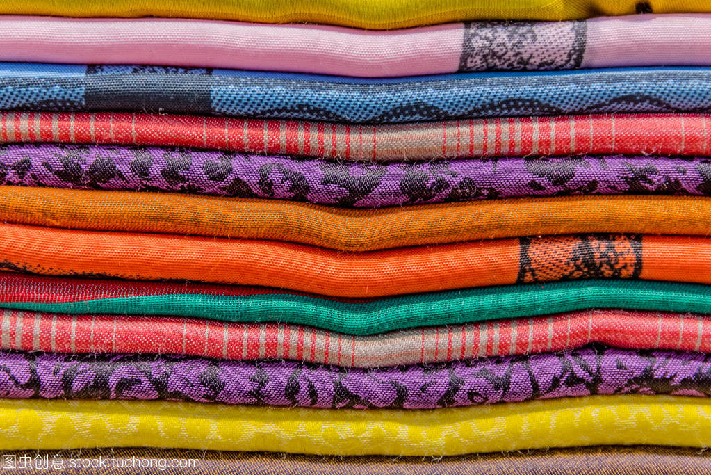 紡織之美 絲綢、羊絨頭圍巾與織物堆疊的藝術